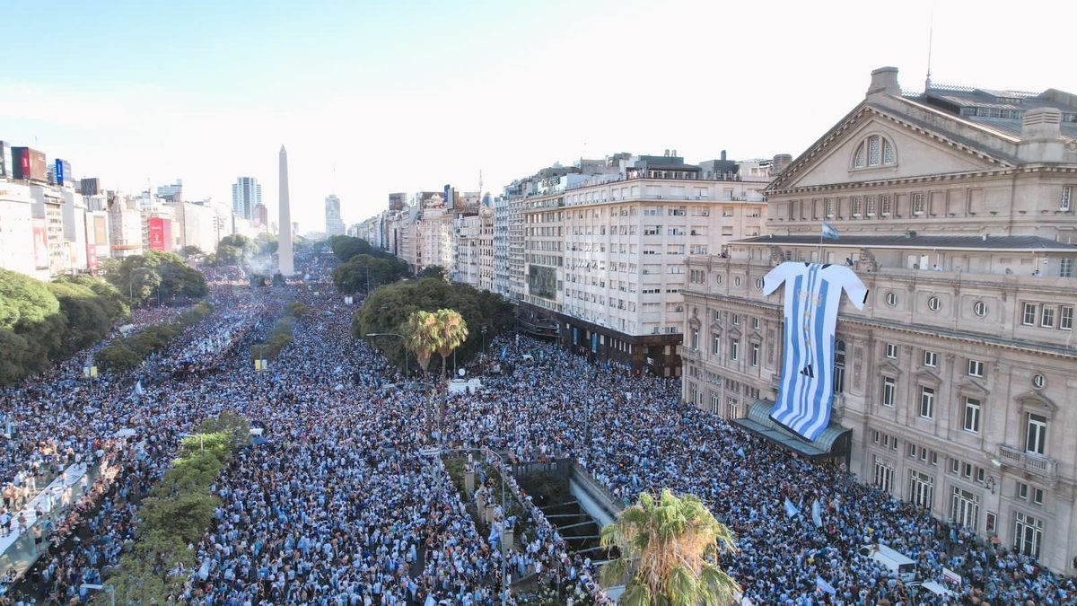 Argentina fans flood the Obelisco in Buenos Aires to celebrate the 2022 World Cup
