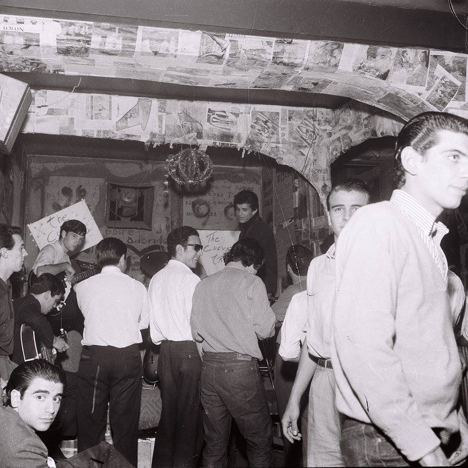 A crowded historic Buenos Aires nightspot, La Cueva, in a vintage black-and-white photograph