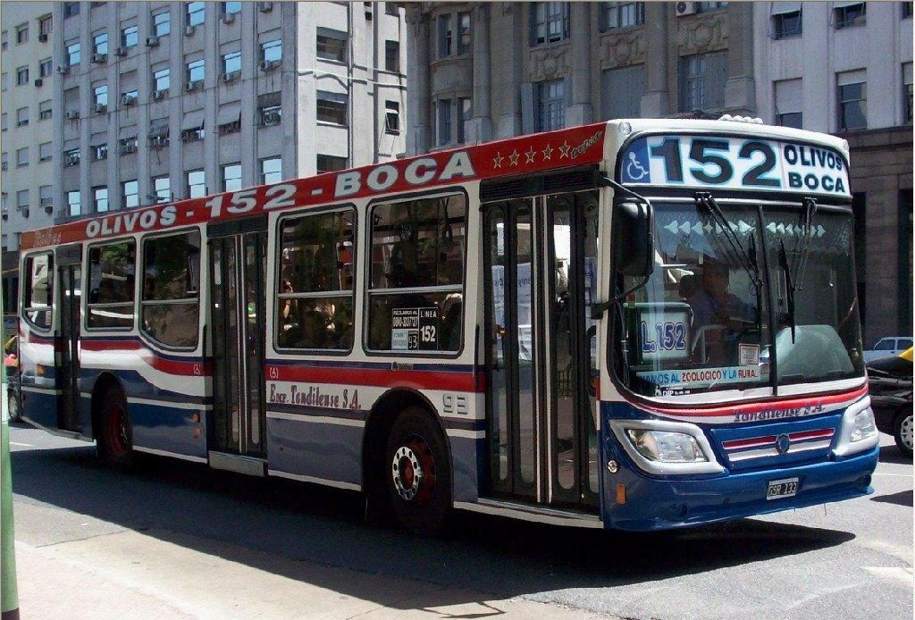 A red and white colectivo on line 152 in Buenos Aires, the focus of this buenos aires colectivo bus guide