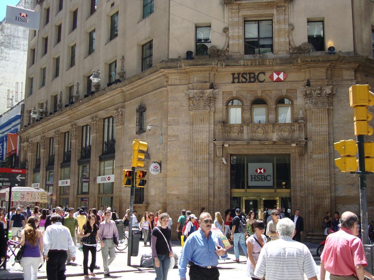Crowded Calle Florida pedestrian street Buenos Aires tourist scams hotspot