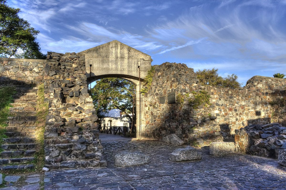 Portón de Campo city gate and drawbridge into the historic quarter of Colonia del Sacramento
