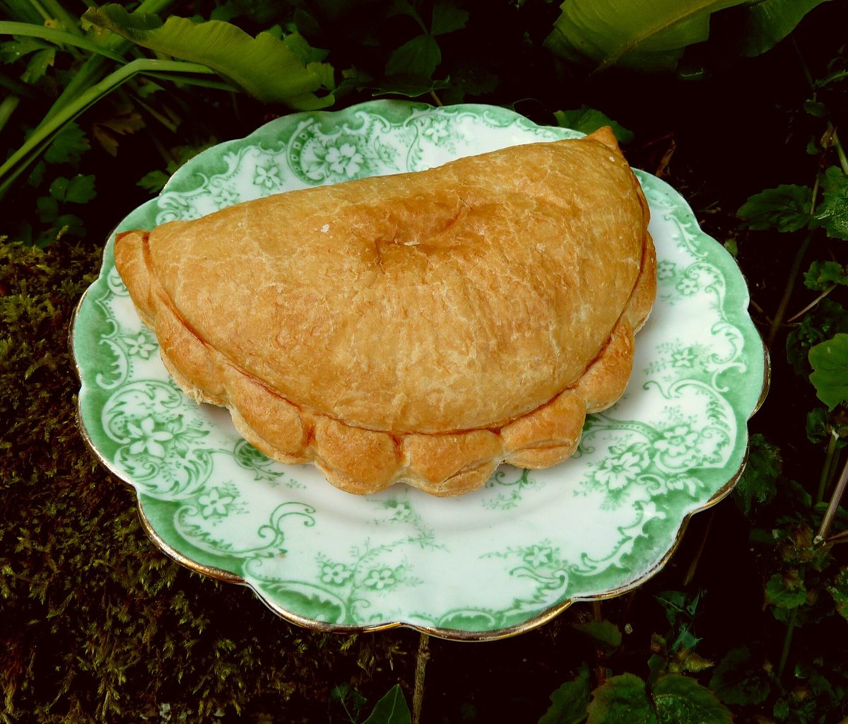 A golden vegan vegetable pasty, similar to the empanadas de verdura found across Buenos Aires