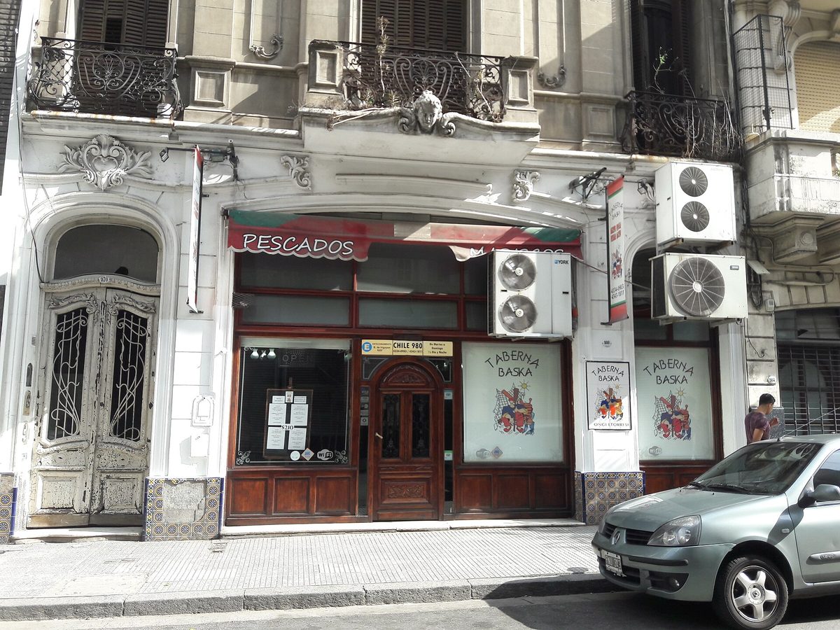 The facade of a traditional Buenos Aires restaurant, the kind where foreign cards bill at the MEP rate